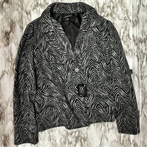 A Giannetti Women Sz XL Gray And Black Tiger Zebra Print Cropped Belted Jacket